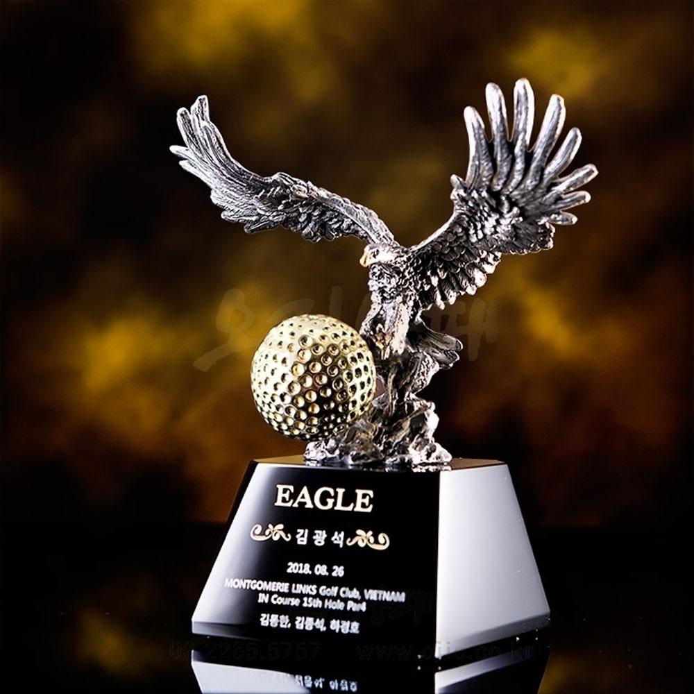 주석독수리와 블랙크리스탈의 조화가 멋스러운 이글패입니다. 이글패, 이글트로피, 알바트로스 등등 골프패로 많은 사랑을 받고 있는 제품입니다.