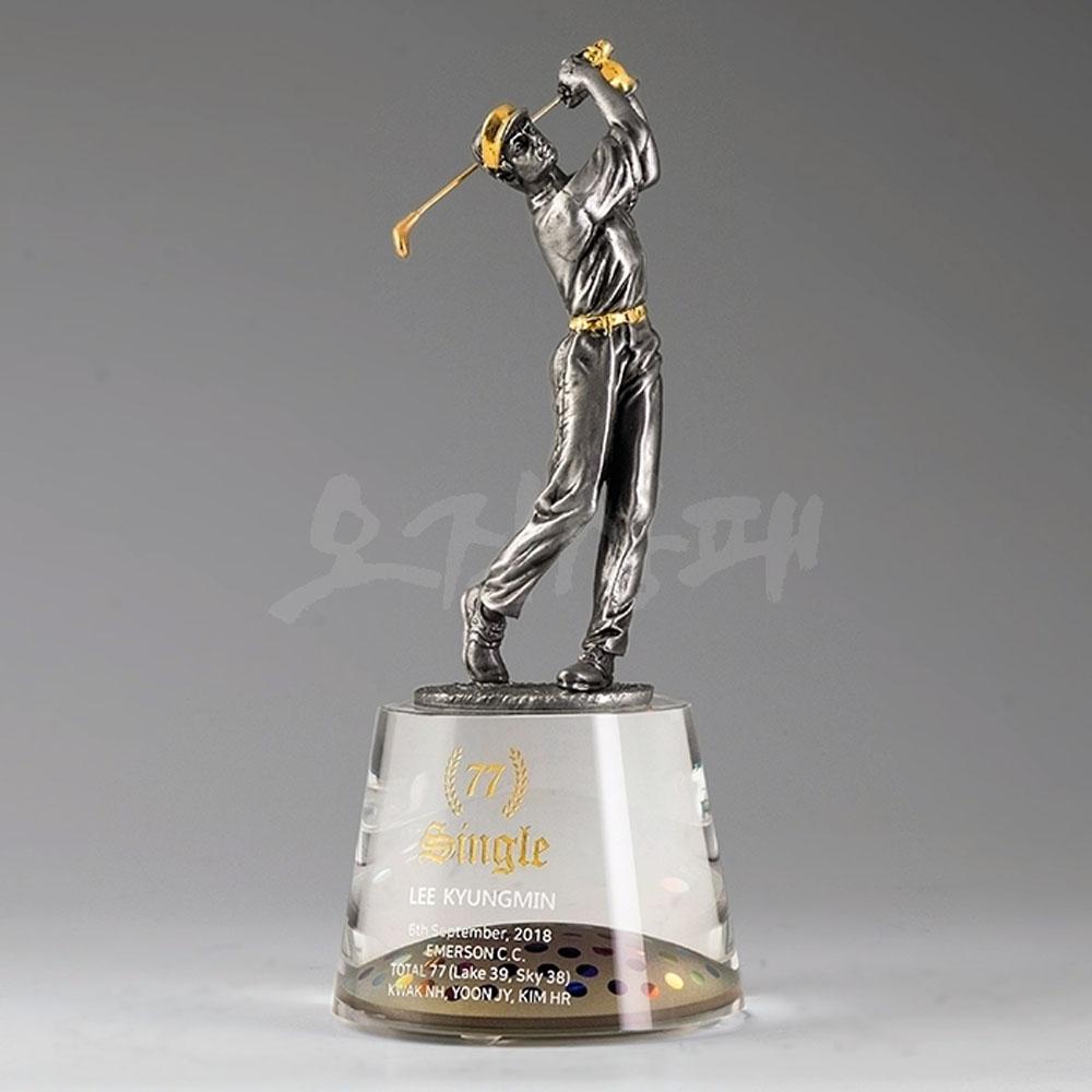 주석골프트로피 중 아담한 사이즈로 디테일한 골퍼형상이 돋보이는 골프트로피 제품입니다. 중간중간 들어간 골드포인트가 매력적입니다.
