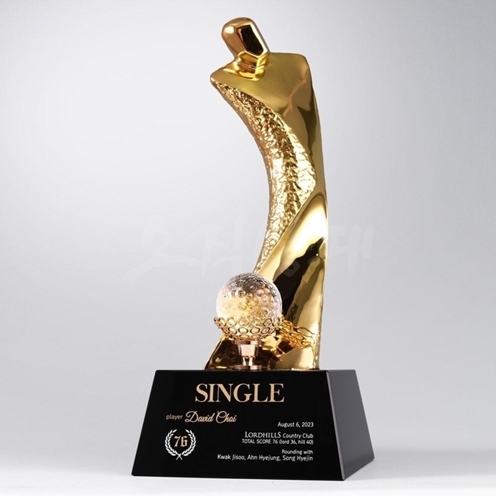 고급스럽고 부피감있는 도금 골퍼 인형과 블랙크리스탈 받침이 조화로운 골프패입니다. 인형에 반사되는 형상이 아름다워 꾸준히 사랑받는 스테디셀러입니다.