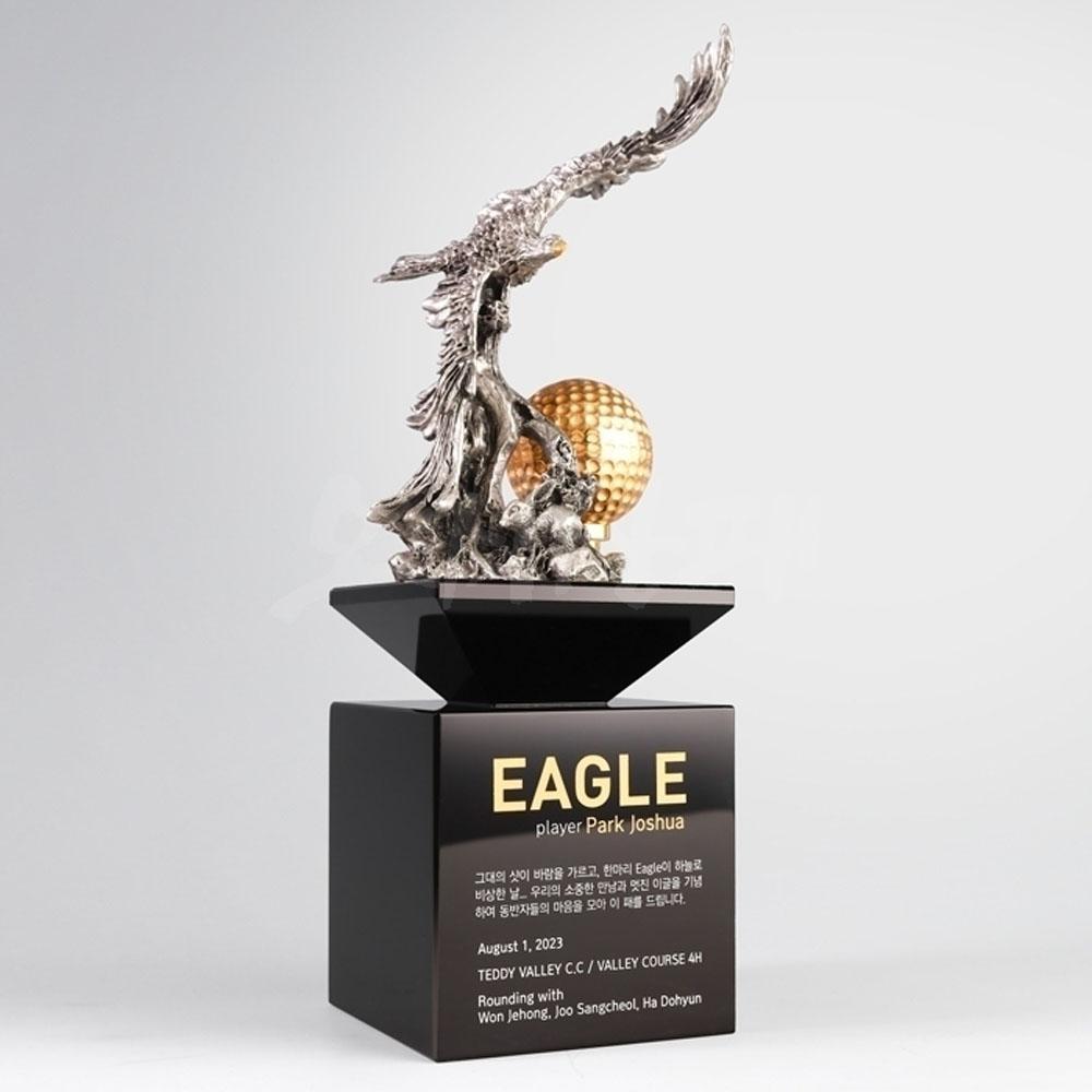 주석독수리와 블랙크리스탈의 조화가 아름다운 이글패입니다. 중후함이 엿보이는 베스트셀러 골프이글트로피입니다.