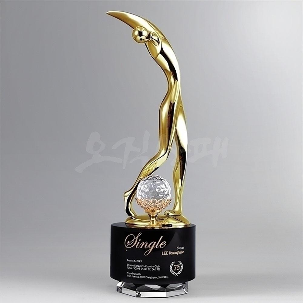 고급스럽고 부피감있는 도금 골퍼 인형과 블랙크리스탈 받침이 조화로운 골프패입니다. 인형에 반사되는 형상이 아름다워 꾸준히 사랑받는 스테디셀러입니다.