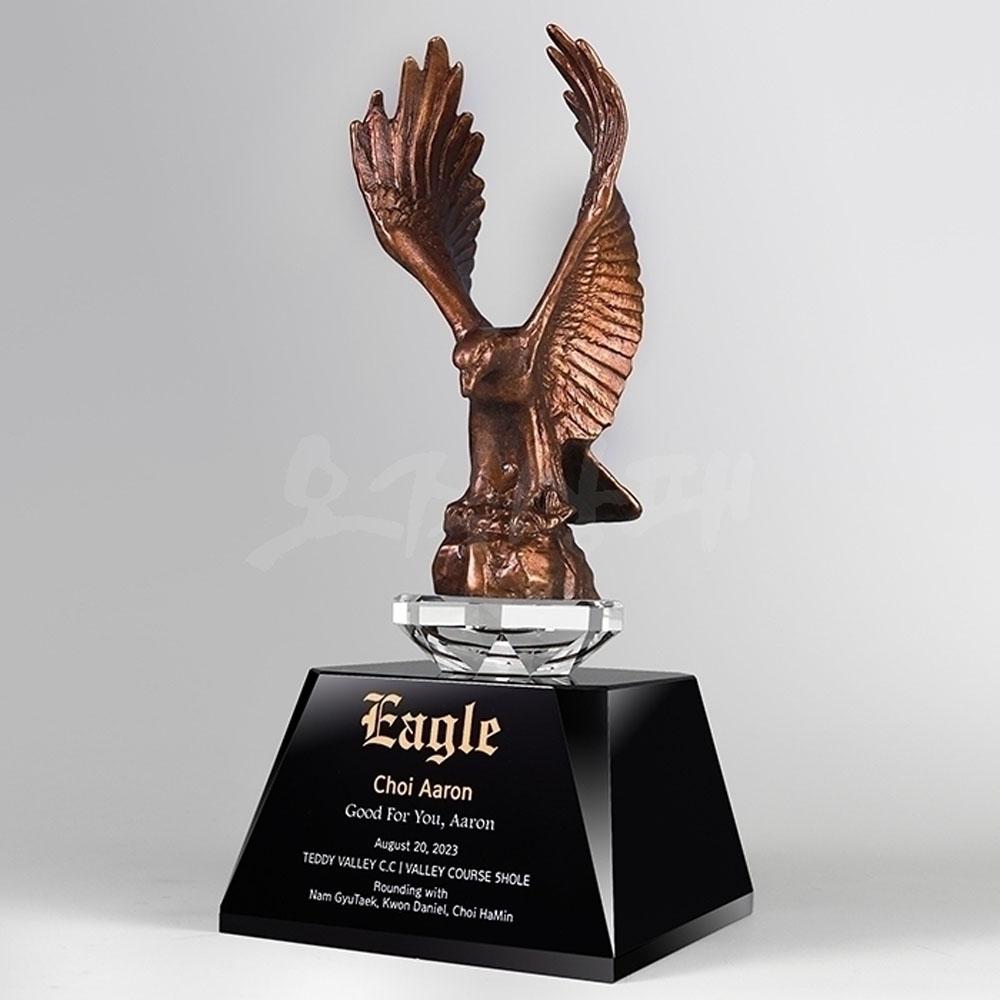 블랙크리스탈에 올라간 청동독수리가 역동적인 모습으로 조화를 이루고 있습니다.