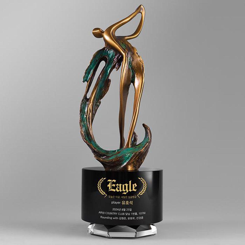 블랙크리스탈에 올라간 청동골퍼가 역동적인 모습으로 조화를 이루고 있습니다. 싱글패, 싱글트로피로 특히 많은 선택을 받은 골프패 트로피입니다.