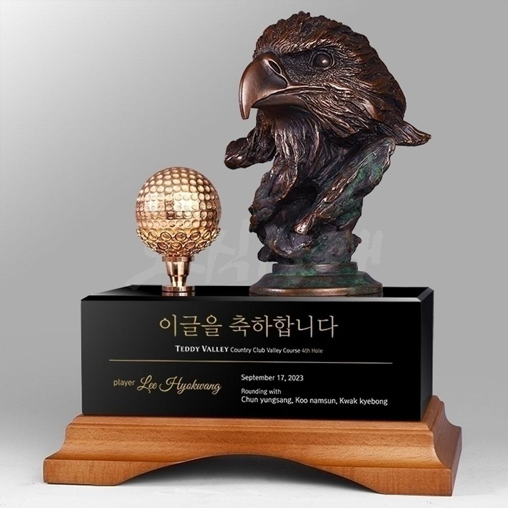 블랙크리스탈에 올라간 청동독수리가 역동적인 모습으로 조화를 이루고 있습니다.