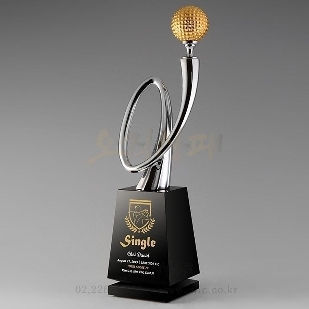 크롬조형물에 골프공이 접목된 골프트로피입니다. 이글패, 싱글패, 홀인원패 구애받지 않고 각종 골프패에 사용이 용이합니다.