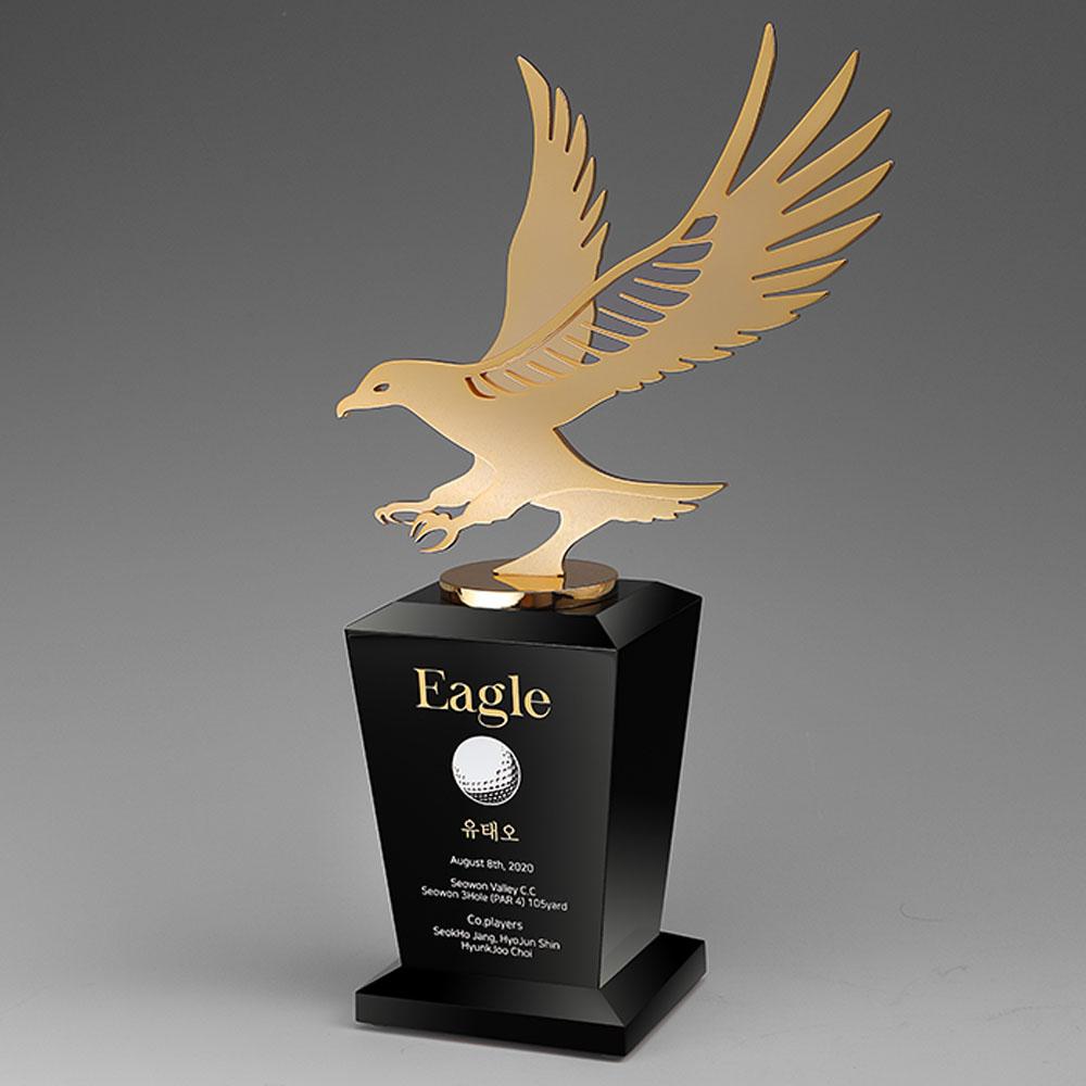 금속독수리와 블랙크리스탈 그리고 블랙컷팅받침의 조화가 클래식하게 이루어진 이글트로피 입니다.