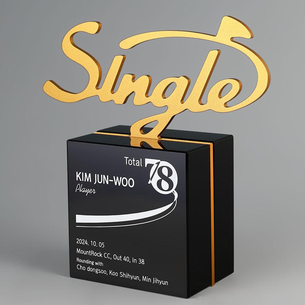 메탈&크리스탈 싱글패 입니다. 돌출되는 메탈 조형물로 SINGLE 글자를 형상화하였습니다.