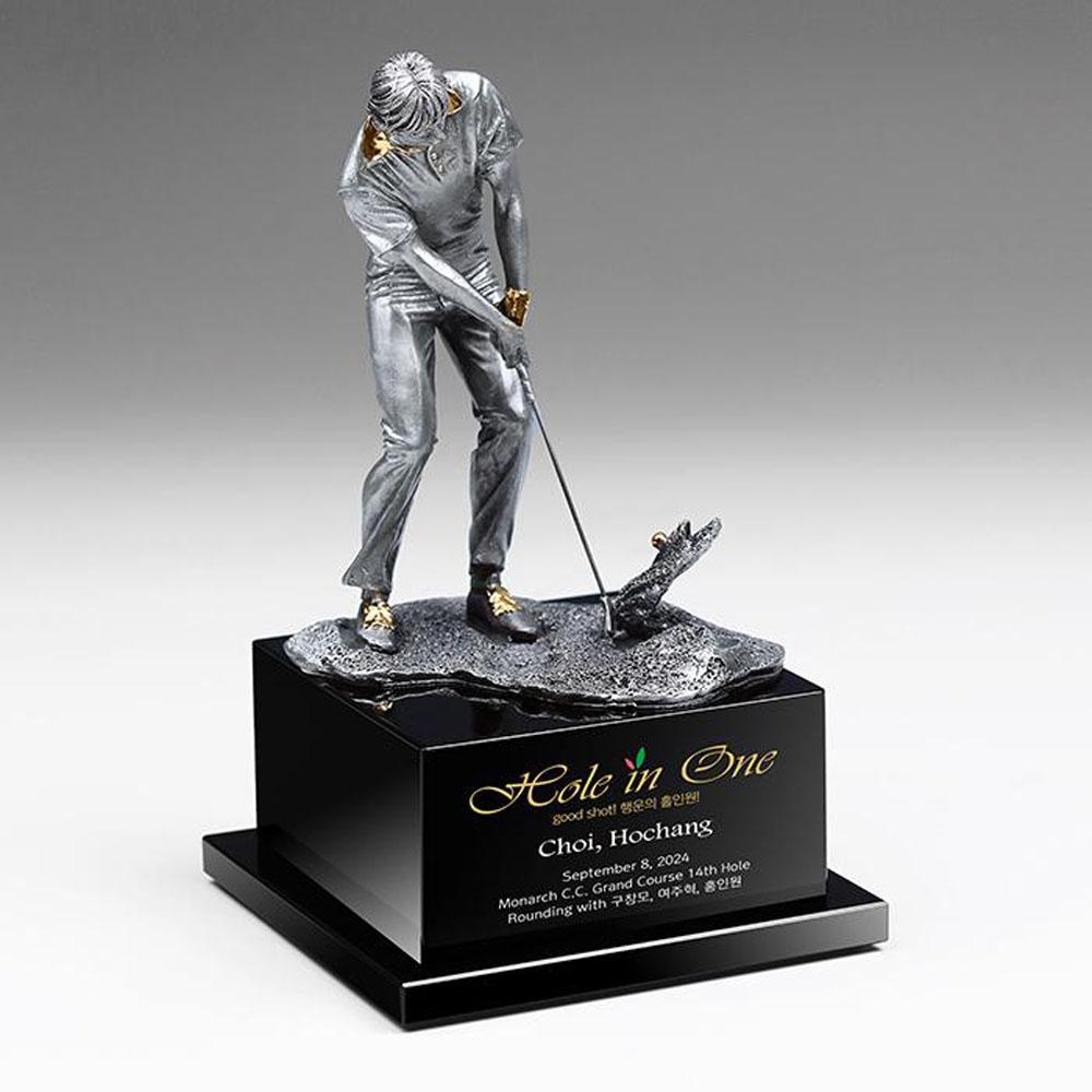 주석스윙모션 형상이 디테일하게 표현되어있는 골프트로피입니다. 꾸준히 각종 골프패에 유용하게 사용되고 있습니다.