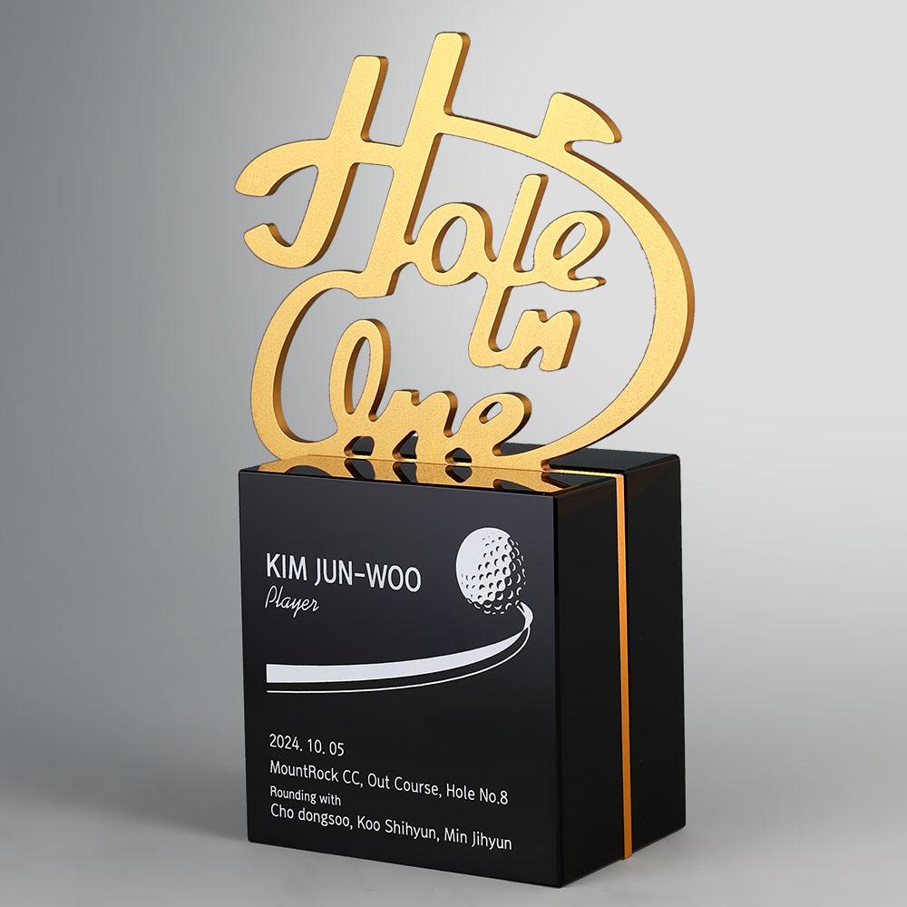 메탈&크리스탈 홀인원패 입니다. 돌출되는 메탈 조형물로 Hole In One 글자를 형상화하였습니다.