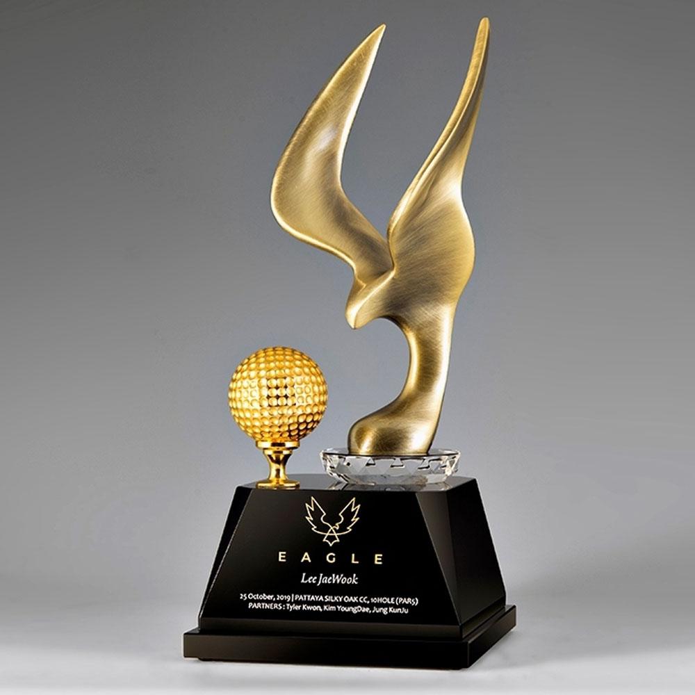 주석독수리와 블랙크리스탈의 조화가 아름다운 이글패입니다. 중후함이 엿보이는 베스트셀러 골프이글트로피입니다.