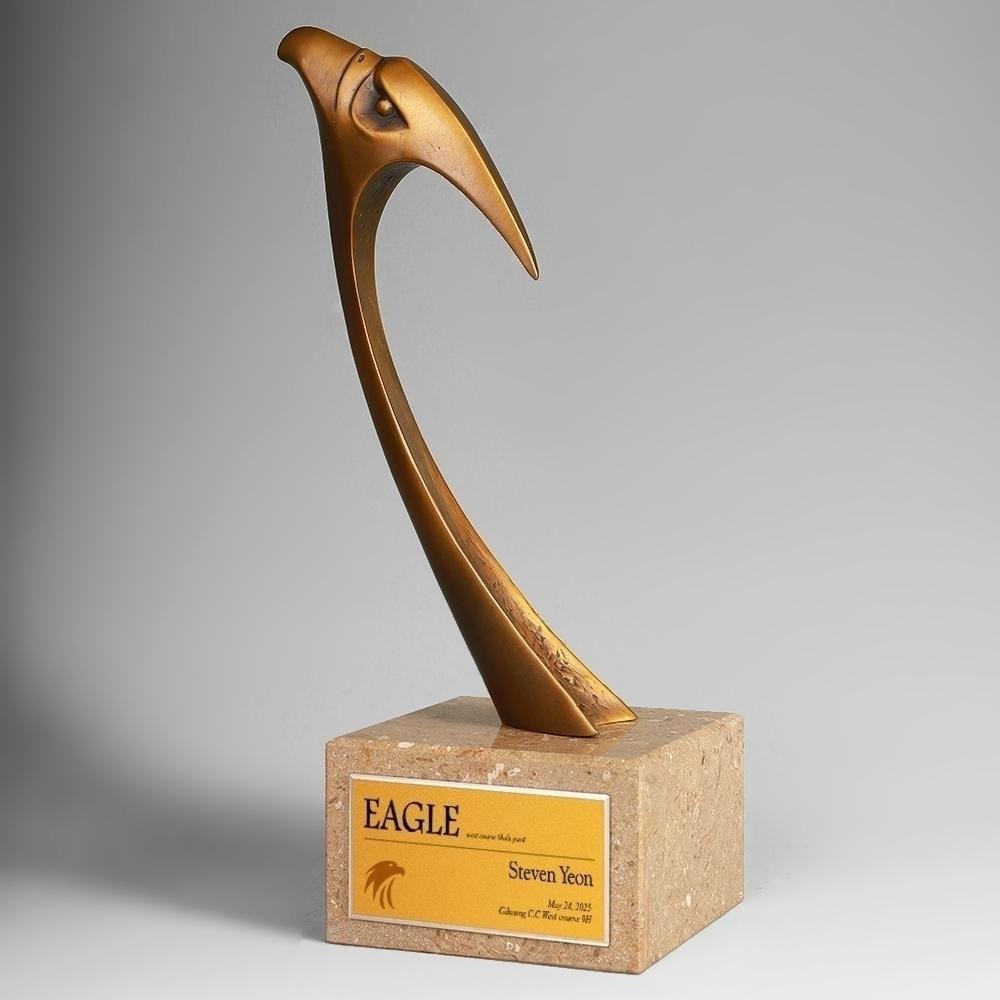 천연 대리석 받침 위에 청동 사출된 독수리 조형과 골프볼이 조화를 이루는 고급 이글 트로피입니다. 고급스러운 마블 질감이 돋보이며, 이글패, 이글트로피, 이글기념패로 적합한 기념용 상패입니다.