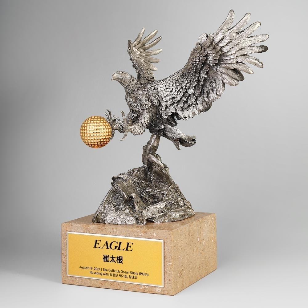 천연 대리석 받침 위에 주석 독수리 조형과 골프볼이 조화를 이루는 고급 이글 트로피입니다. 고급스러운 마블 질감이 돋보이며, 이글패, 이글트로피, 이글기념패로 적합한 기념용 상패입니다.