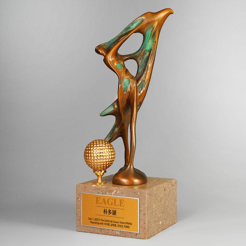 천연 대리석 받침 위에 청동 사출된 독수리 조형과 골프볼이 조화를 이루는 고급 이글 트로피입니다. 고급스러운 마블 질감이 돋보이며, 이글패, 이글트로피, 이글기념패로 적합한 기념용 상패입니다.